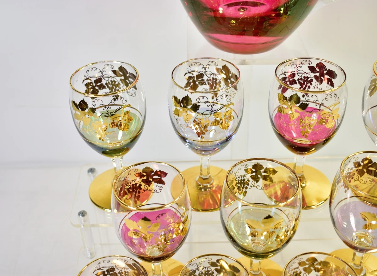 Set van 17 glaasjes met karaf in gekleurd glas en gouden accenten - foto 2