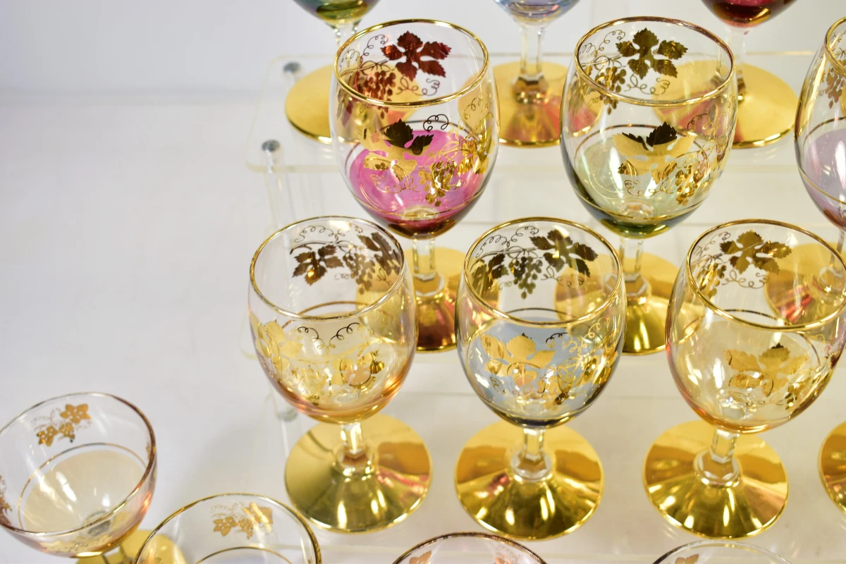 Set van 17 glaasjes met karaf in gekleurd glas en gouden accenten - foto 4