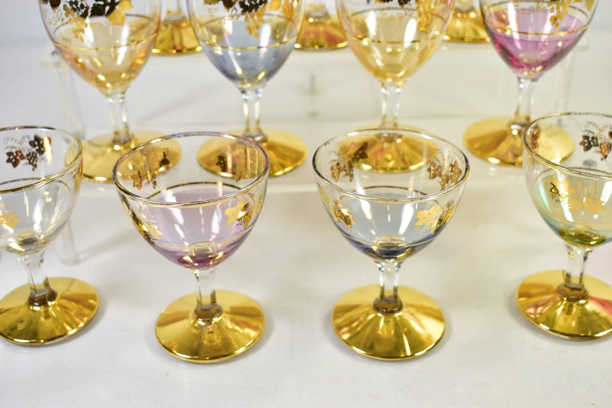 Set van 17 glaasjes met karaf in gekleurd glas en gouden accenten - foto 5