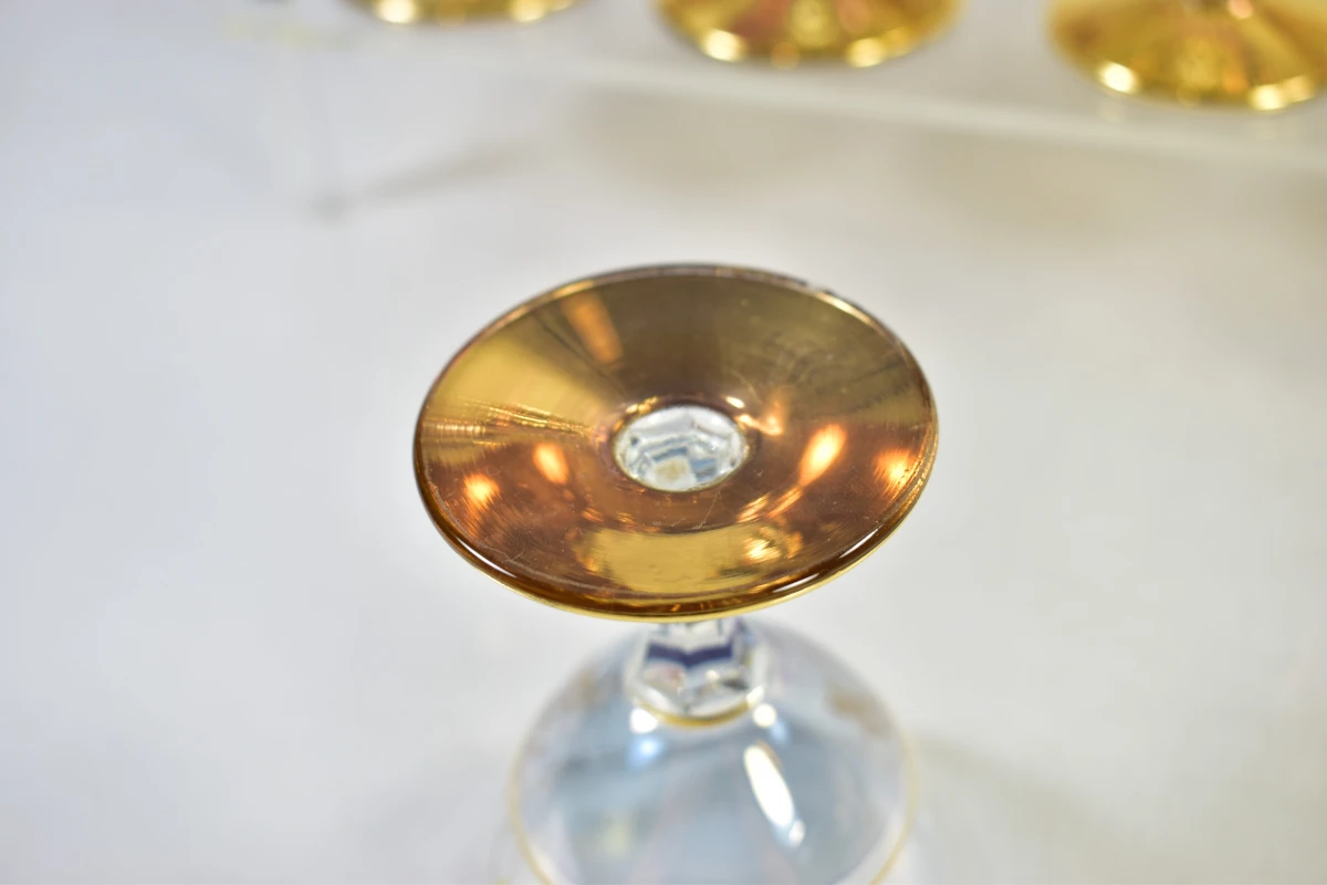 Set van 17 glaasjes met karaf in gekleurd glas en gouden accenten - foto 8