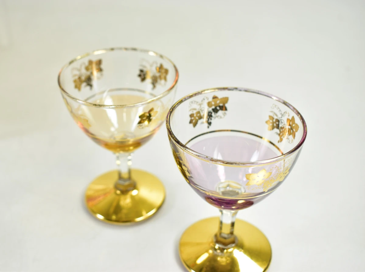 Set van 17 glaasjes met karaf in gekleurd glas en gouden accenten - foto 7