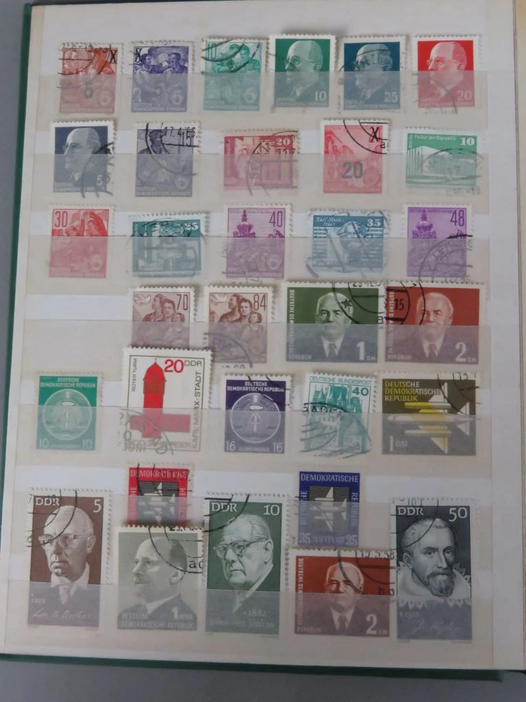 Postzegelverzameling in album