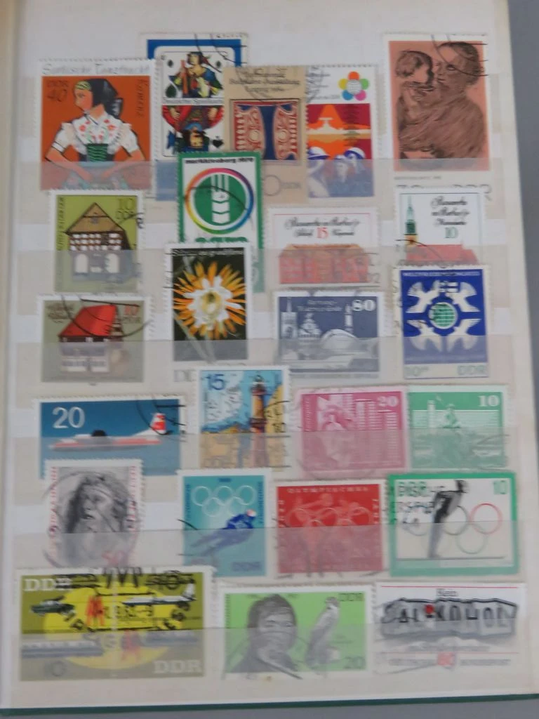 Postzegelverzameling in album