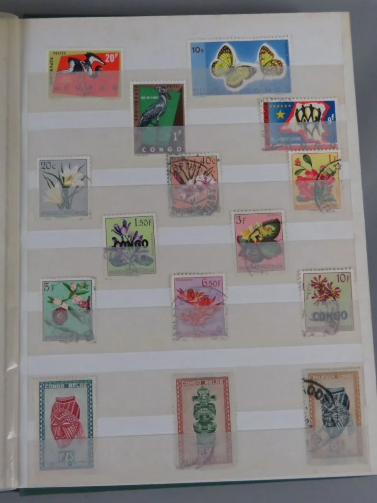 Postzegelverzameling in album