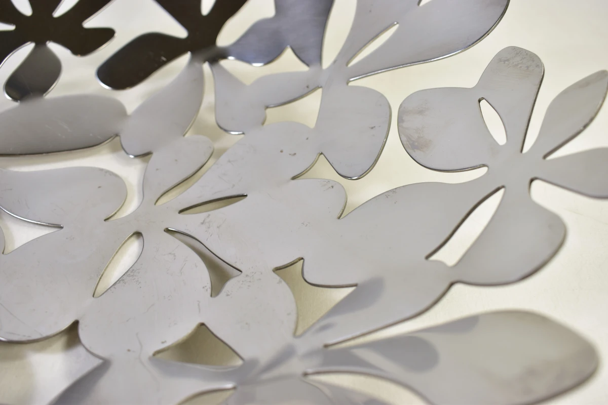 Decoratieve metalen fruitschaal met bloemmotief - foto 4