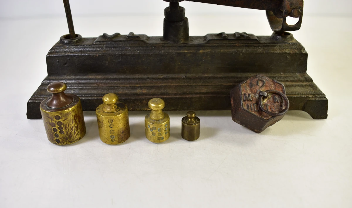 Antieke metalen weegschaal met gewichten - foto 4