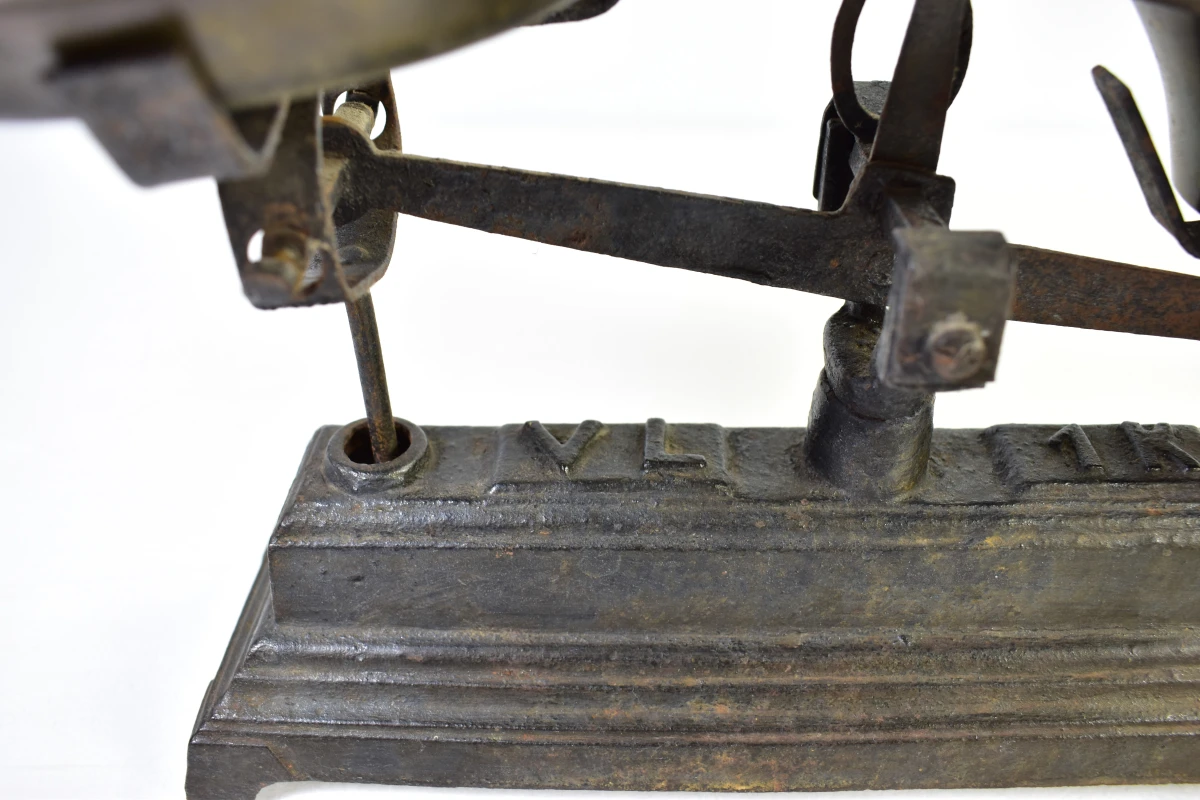 Antieke metalen weegschaal met gewichten - foto 6