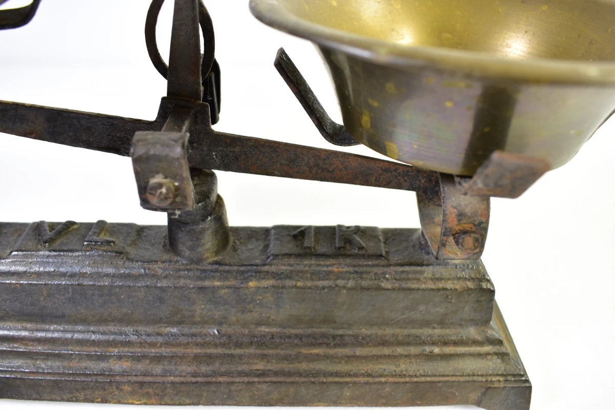 Antieke metalen weegschaal met gewichten - foto 5