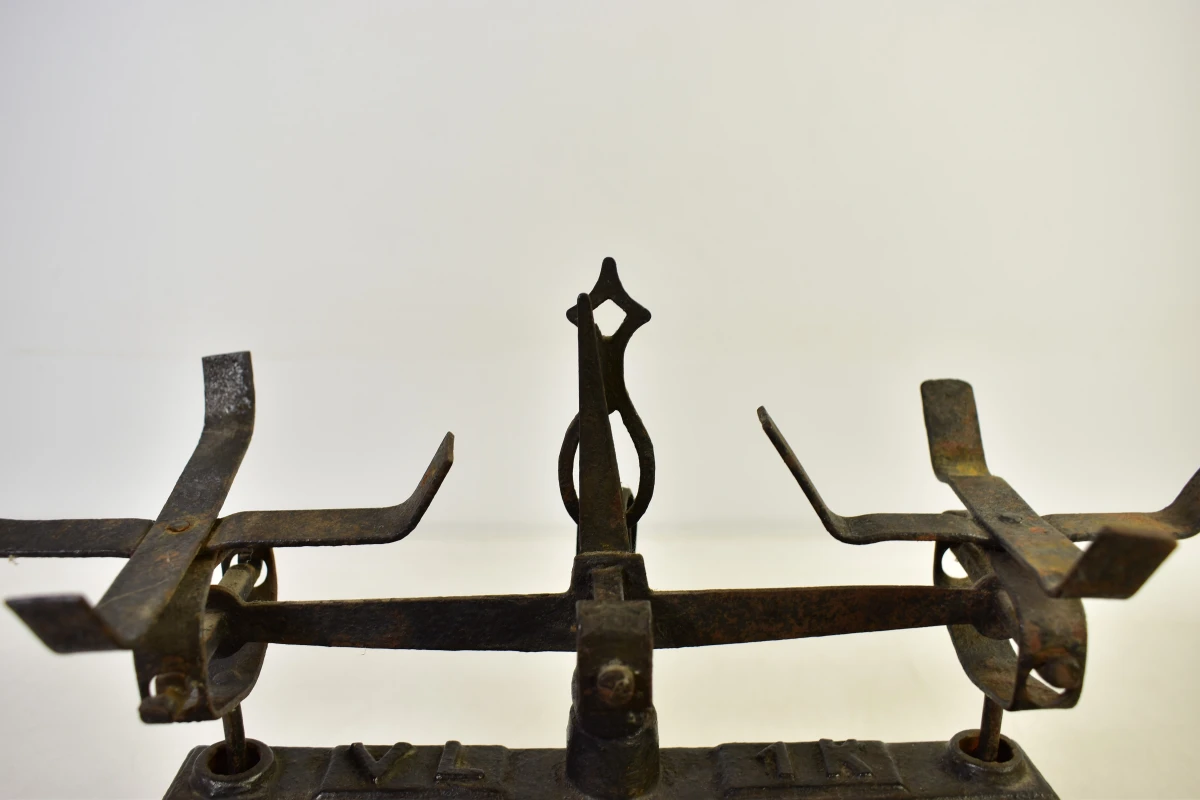Antieke metalen weegschaal met gewichten - foto 8