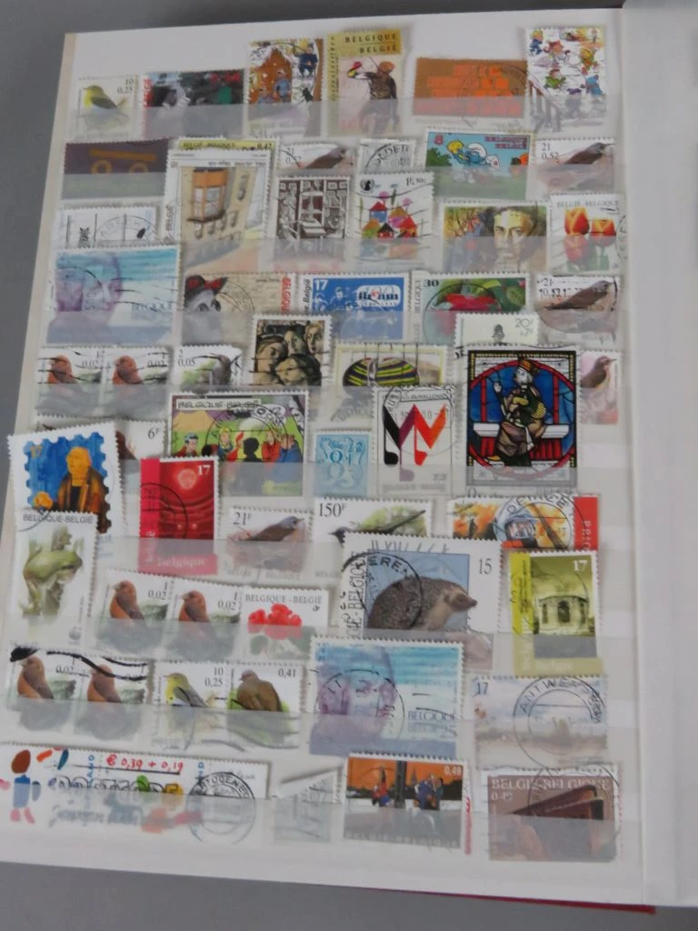 Postzegelverzameling in album met Belgische en vele andere postzegels