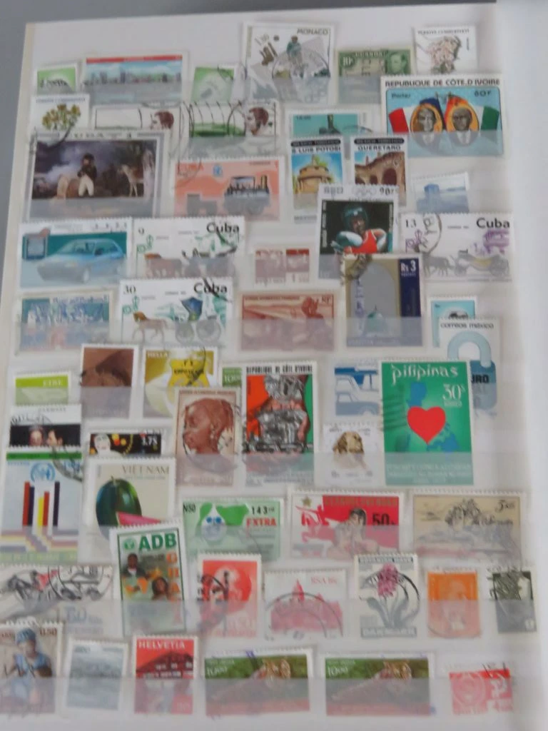 Postzegelverzameling in album met Belgische en vele andere postzegels