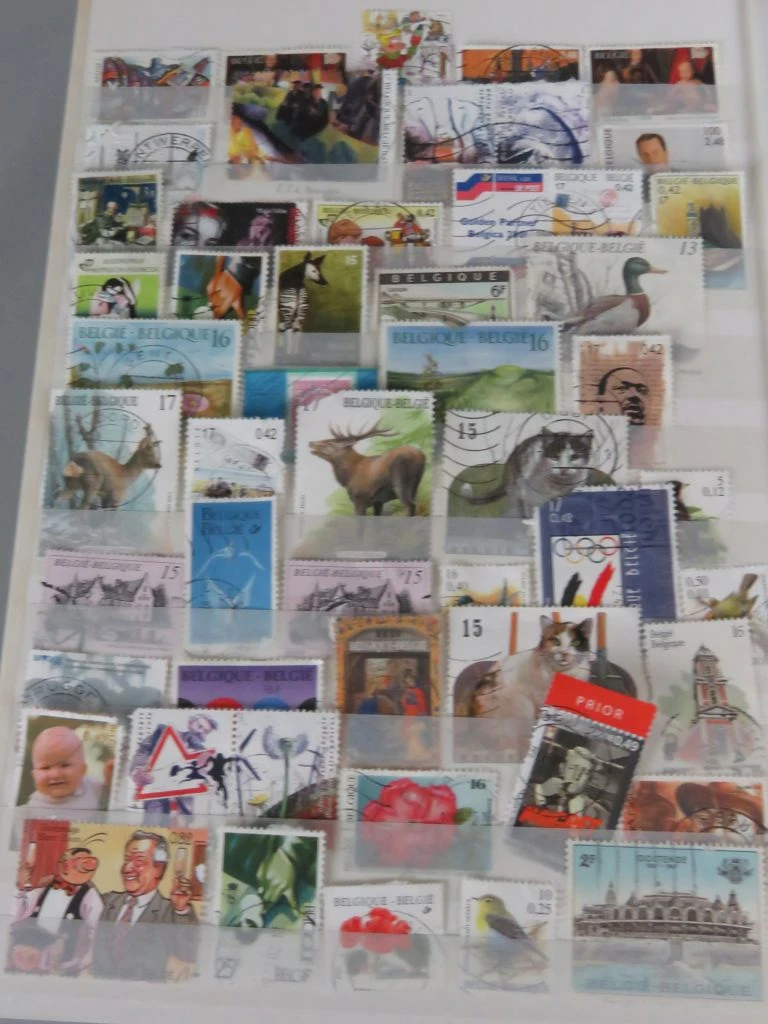 Postzegelverzameling in album met Belgische en vele andere postzegels