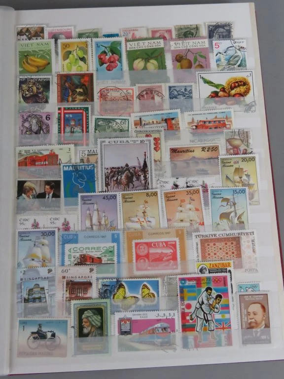 Postzegelverzameling in album met Belgische en vele andere postzegels