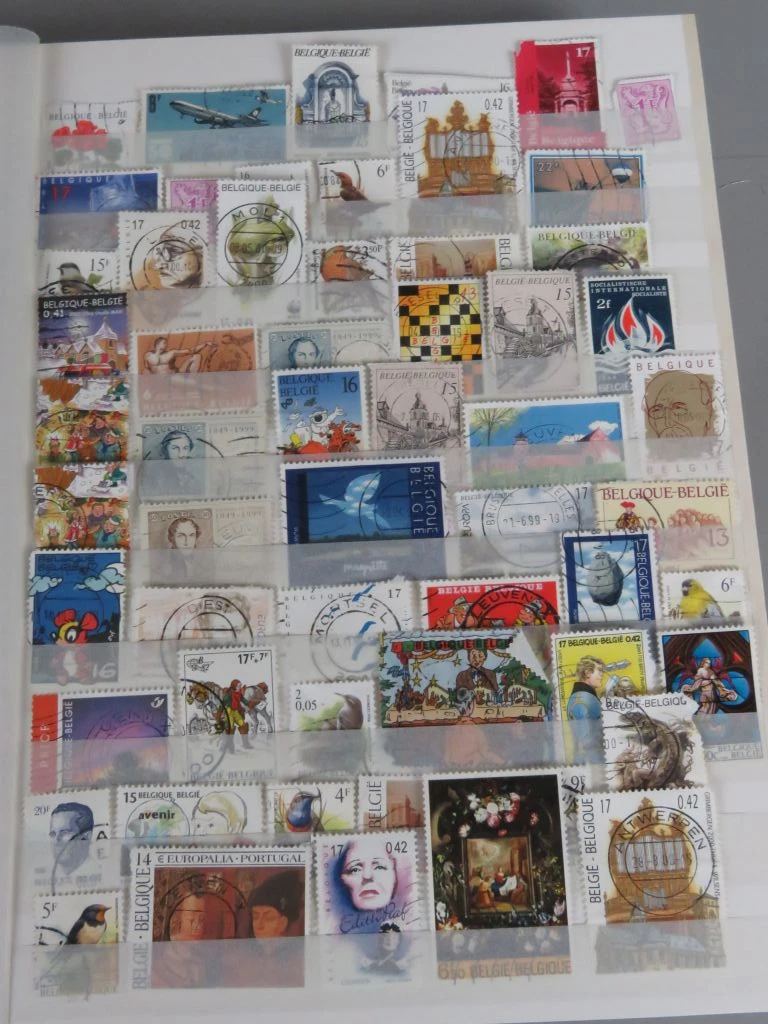 Postzegelverzameling in album met Belgische en vele andere postzegels