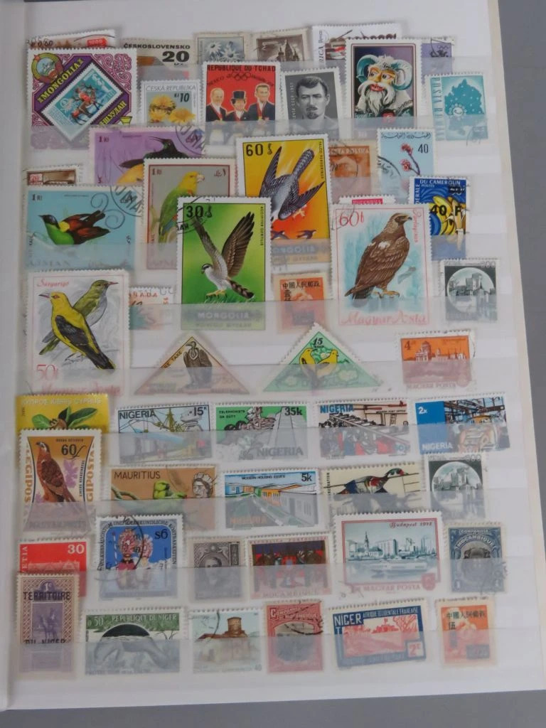 Postzegelverzameling in album met Belgische en vele andere postzegels