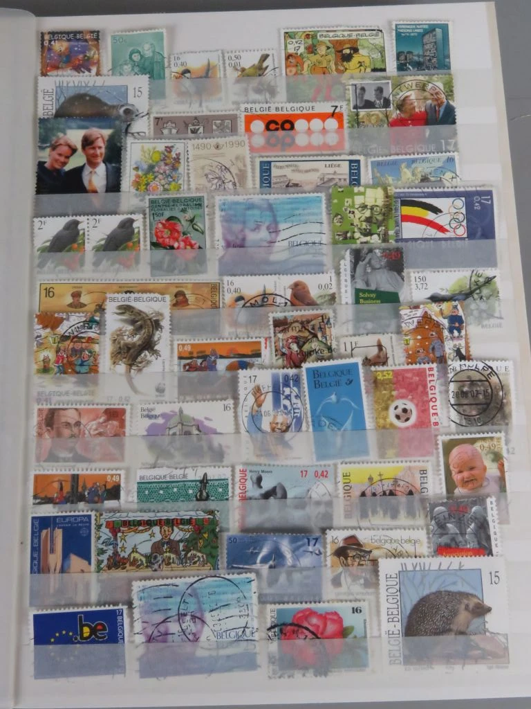 Postzegelverzameling in album met Belgische en vele andere postzegels