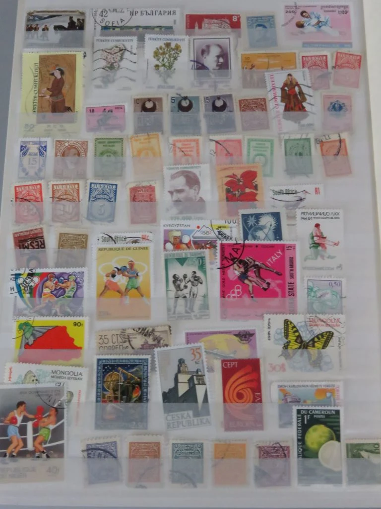Postzegelverzameling in album met Belgische en vele andere postzegels