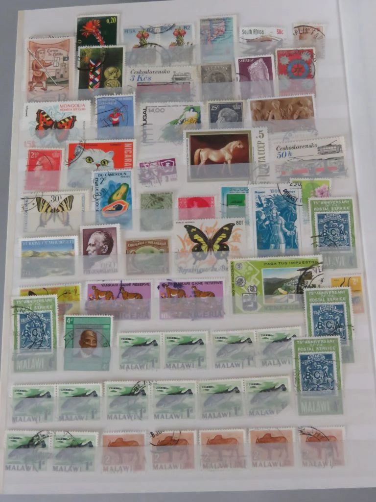 Postzegelverzameling in album met Belgische en vele andere postzegels