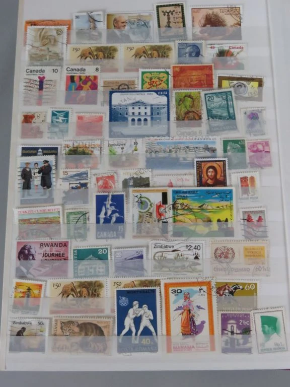 Postzegelverzameling in album met Belgische en vele andere postzegels