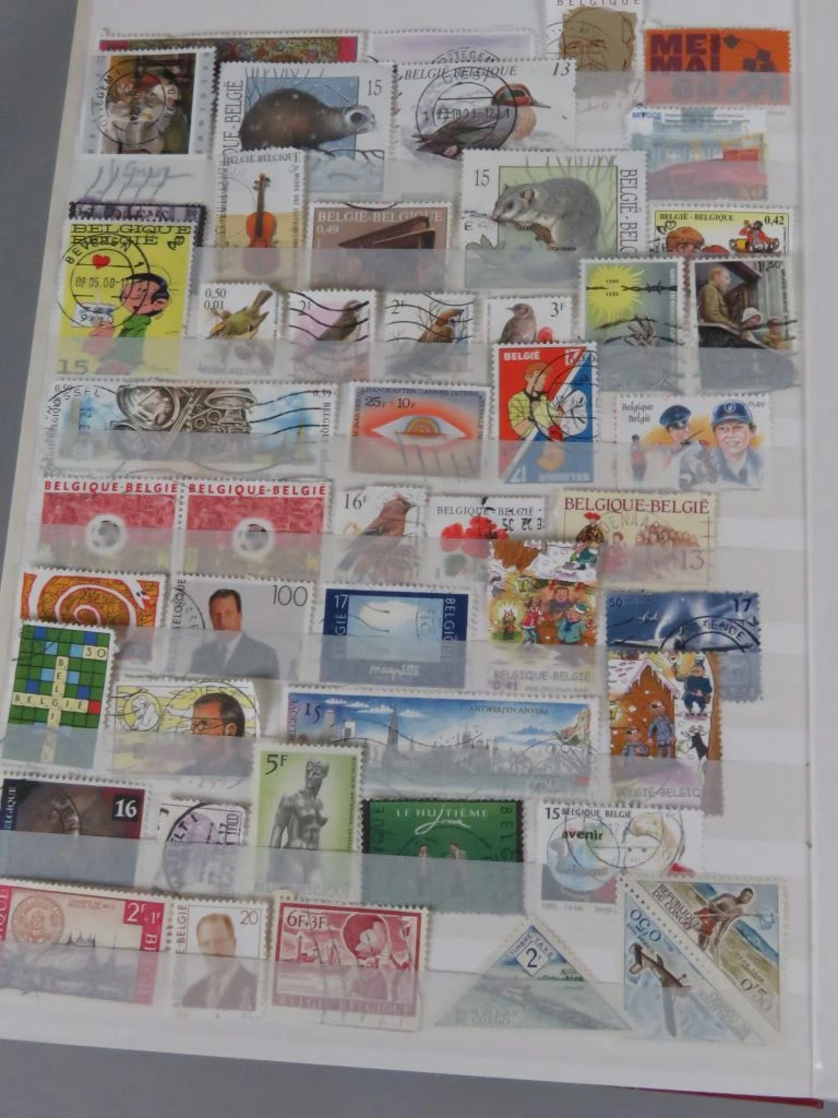 Postzegelverzameling in album met Belgische en vele andere postzegels