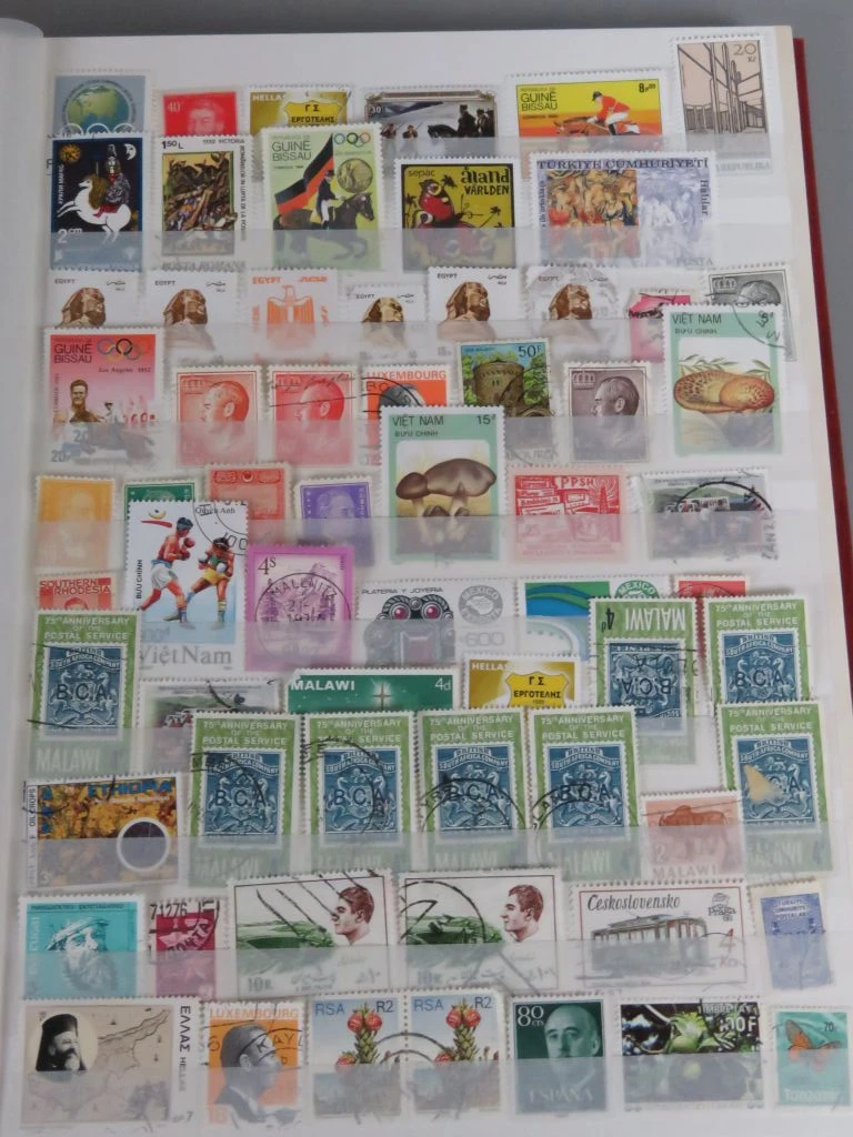 Postzegelverzameling in album met Belgische en vele andere postzegels