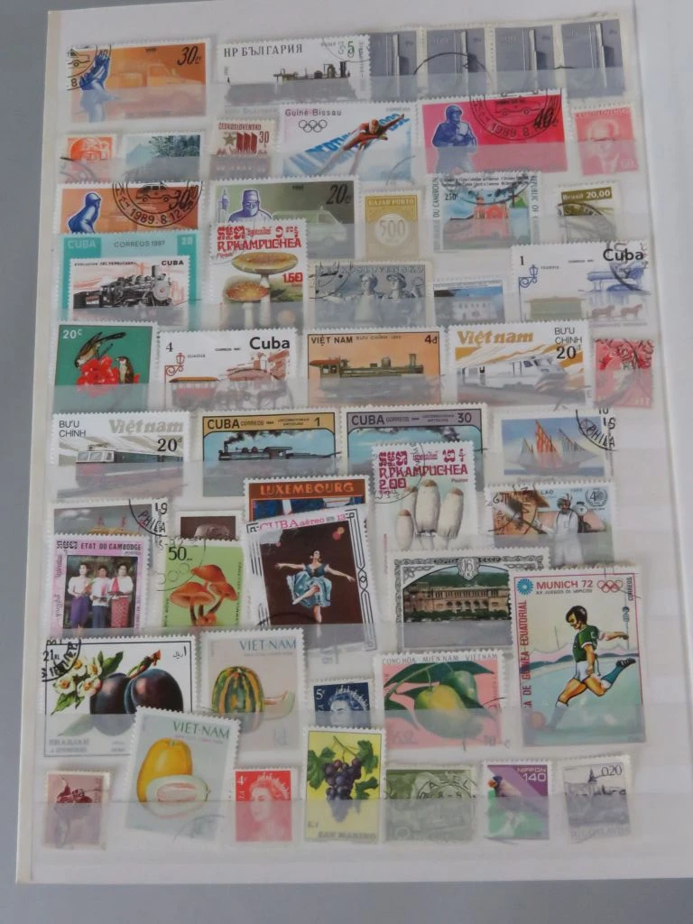 Postzegelverzameling in album met Belgische en vele andere postzegels