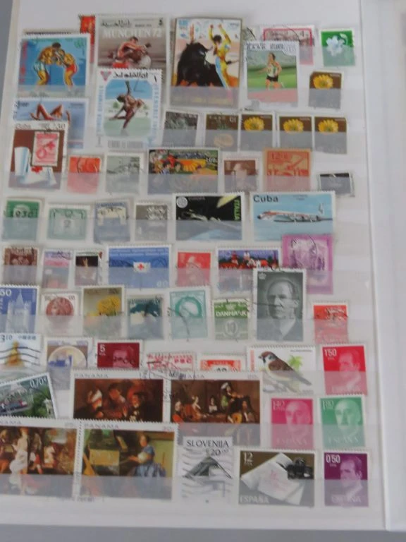 Postzegelverzameling in album met Belgische en vele andere postzegels