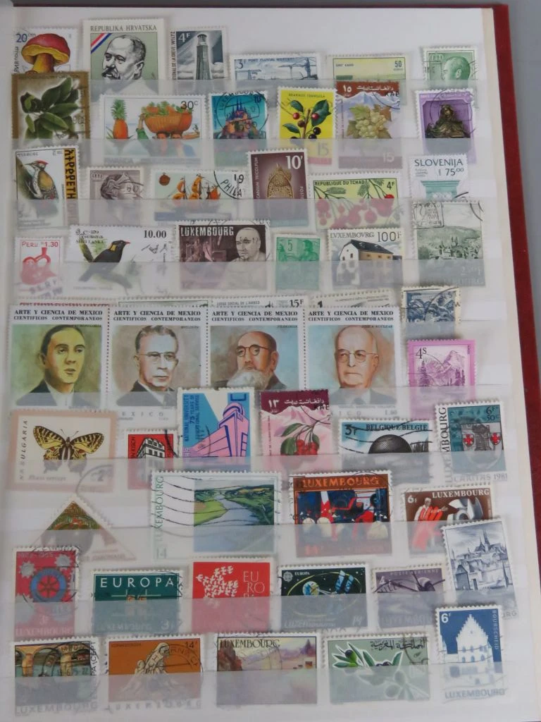 Postzegelverzameling in album met Belgische en vele andere postzegels