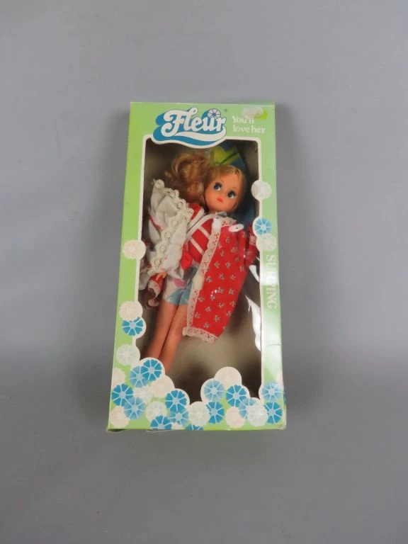 Vintage Fleur pop met surfplank en extra kleding in doos