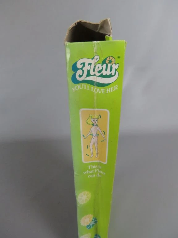 Vintage Fleur pop met surfplank en extra kleding in doos