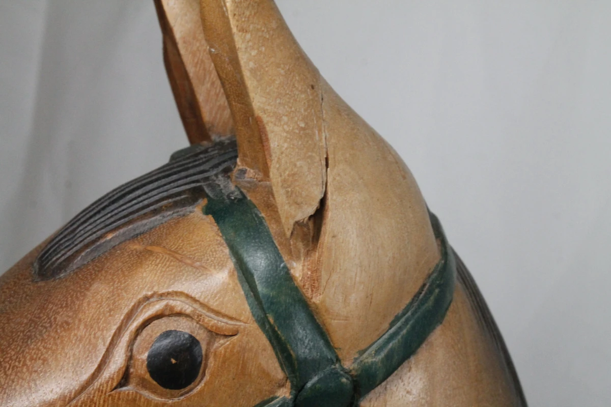 Vintage handgesneden houten hobbelpaard