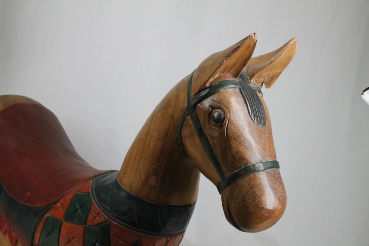 Vintage handgesneden houten hobbelpaard