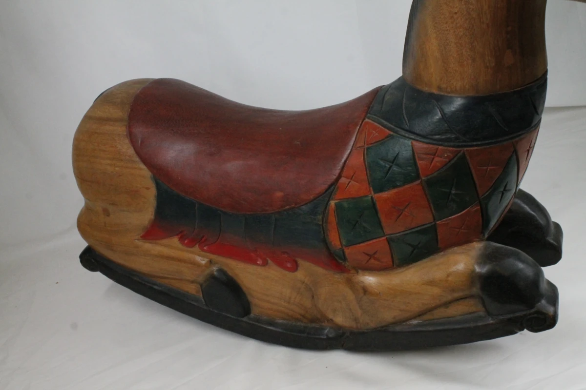 Vintage handgesneden houten hobbelpaard