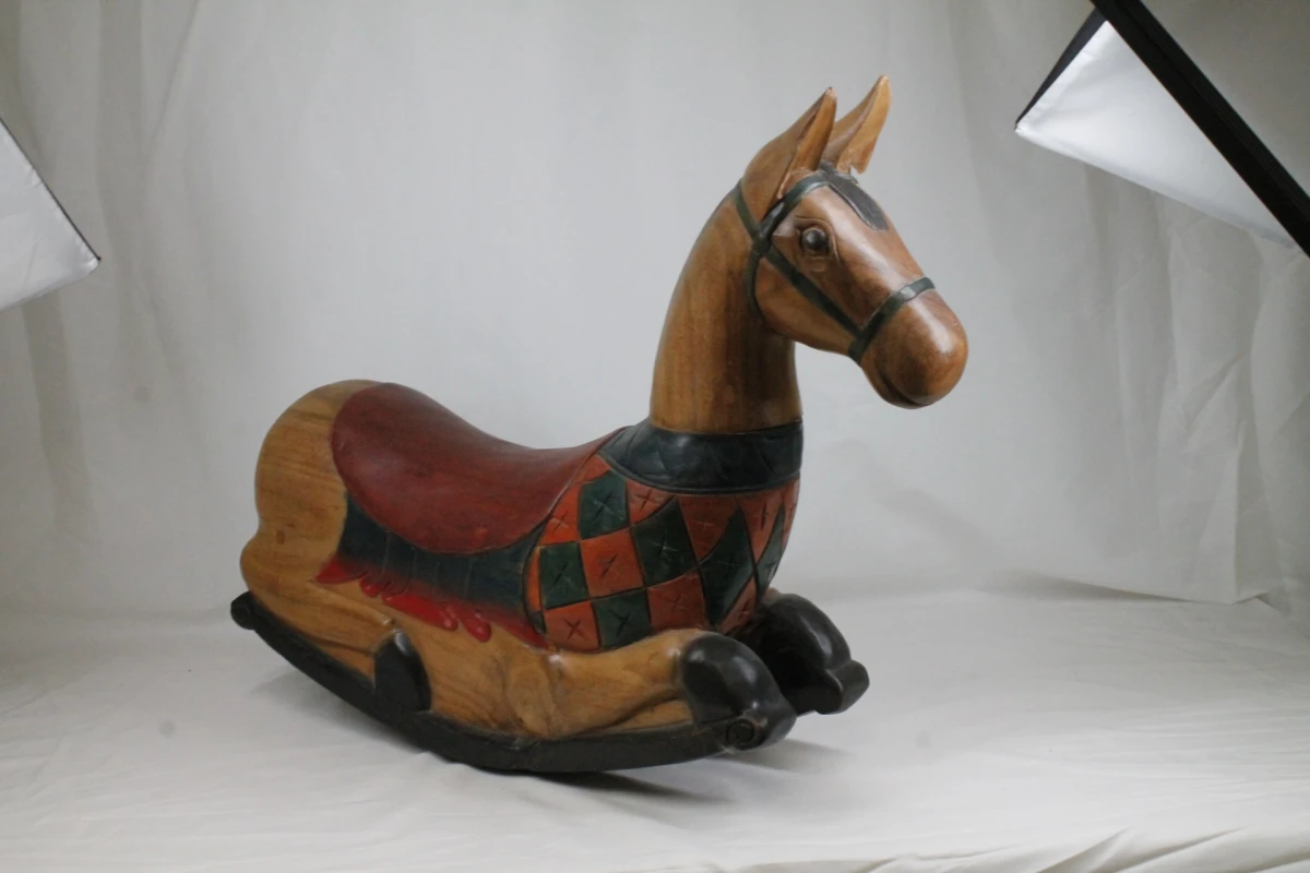 Vintage handgesneden houten hobbelpaard