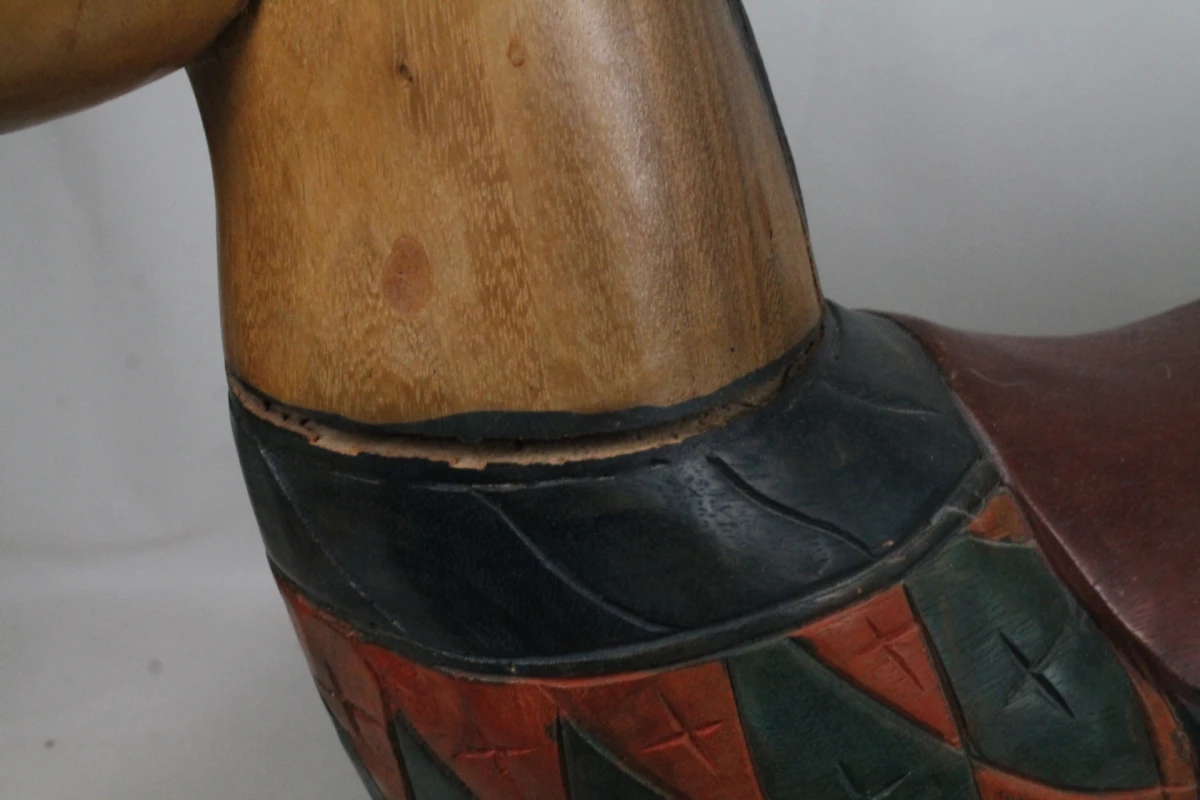 Vintage handgesneden houten hobbelpaard