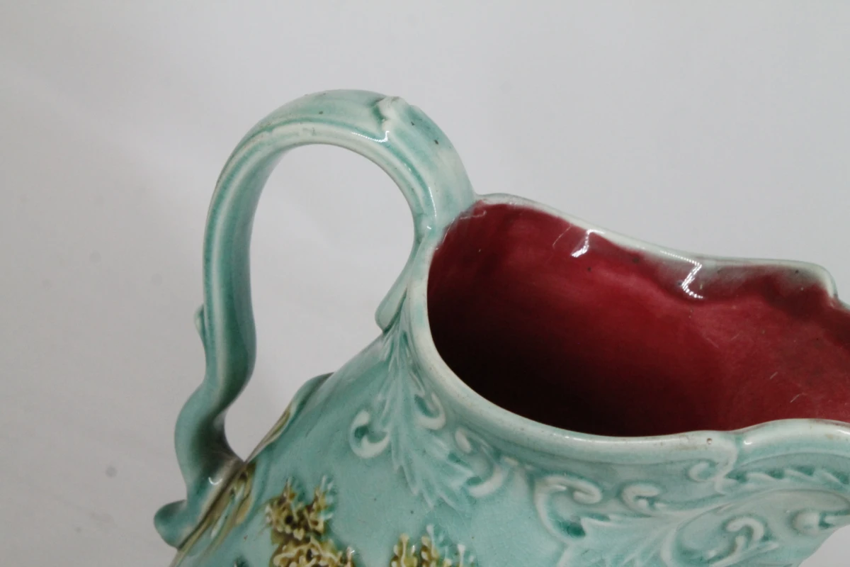 Antieke majolica (barbotine) schenkkan
