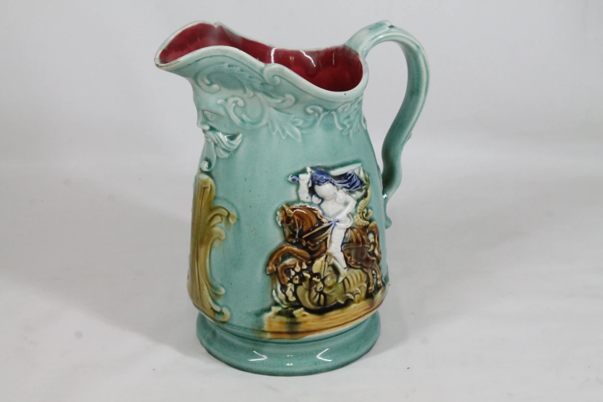 Antieke majolica (barbotine) schenkkan