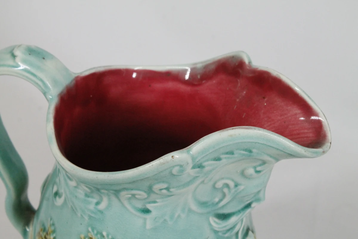 Antieke majolica (barbotine) schenkkan