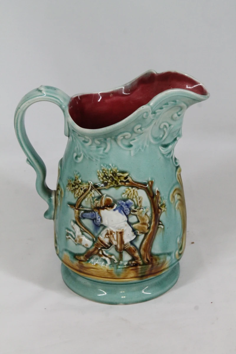 Antieke majolica (barbotine) schenkkan