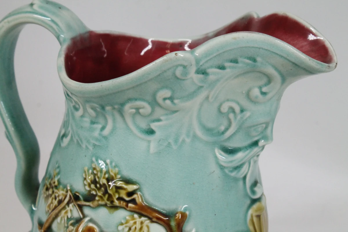 Antieke majolica (barbotine) schenkkan