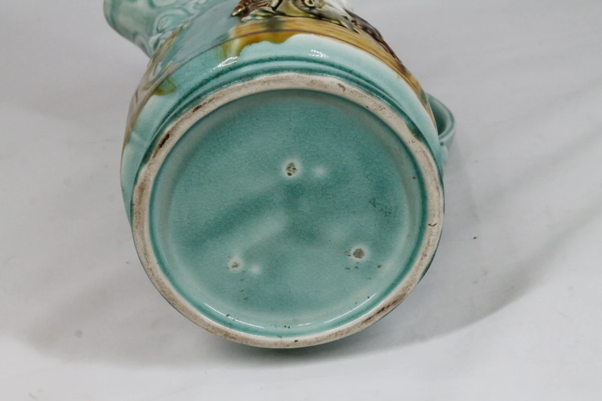 Antieke majolica (barbotine) schenkkan