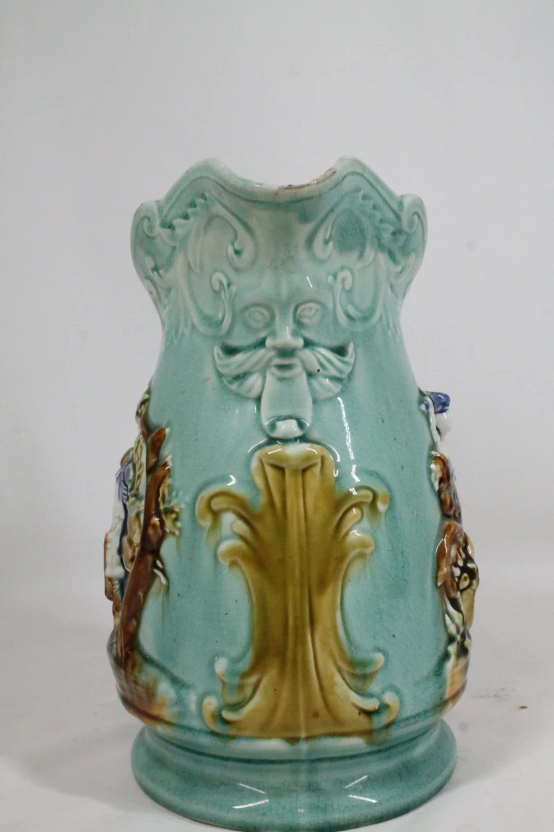 Antieke majolica (barbotine) schenkkan