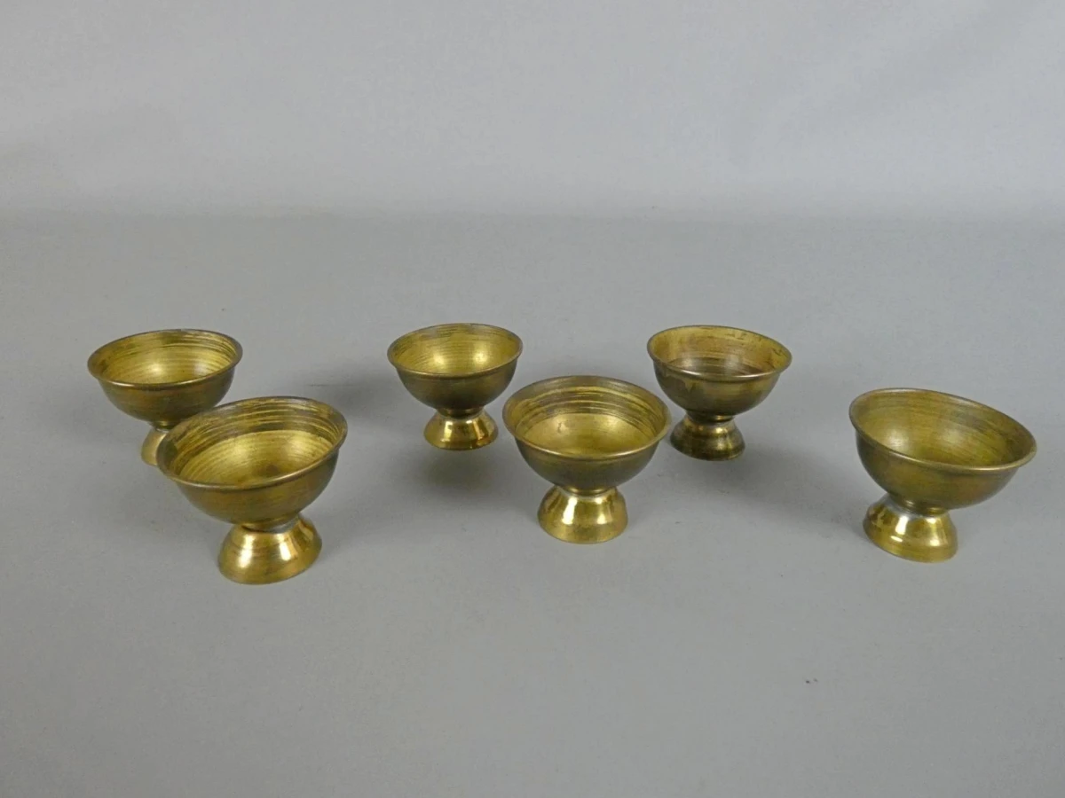 Set van 6 messing eierdopjes