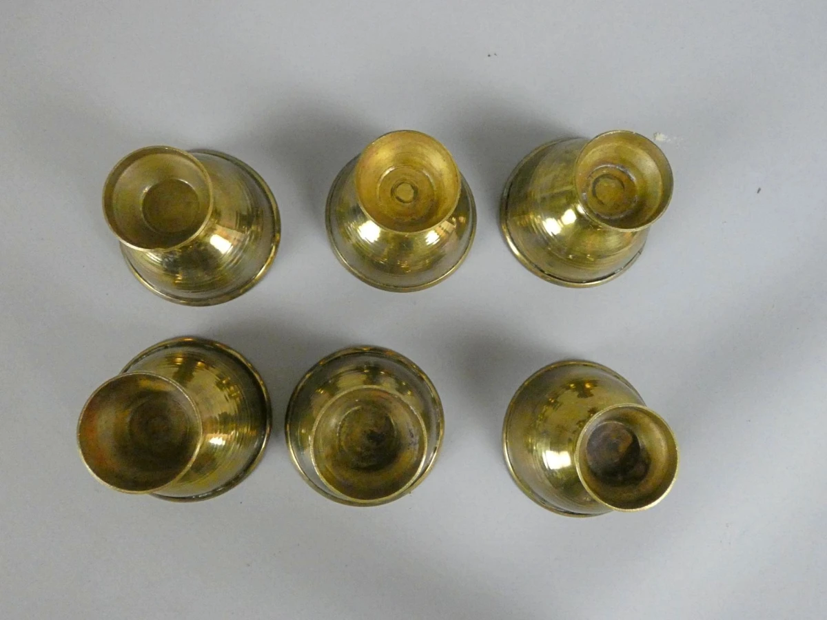 Set van 6 messing eierdopjes