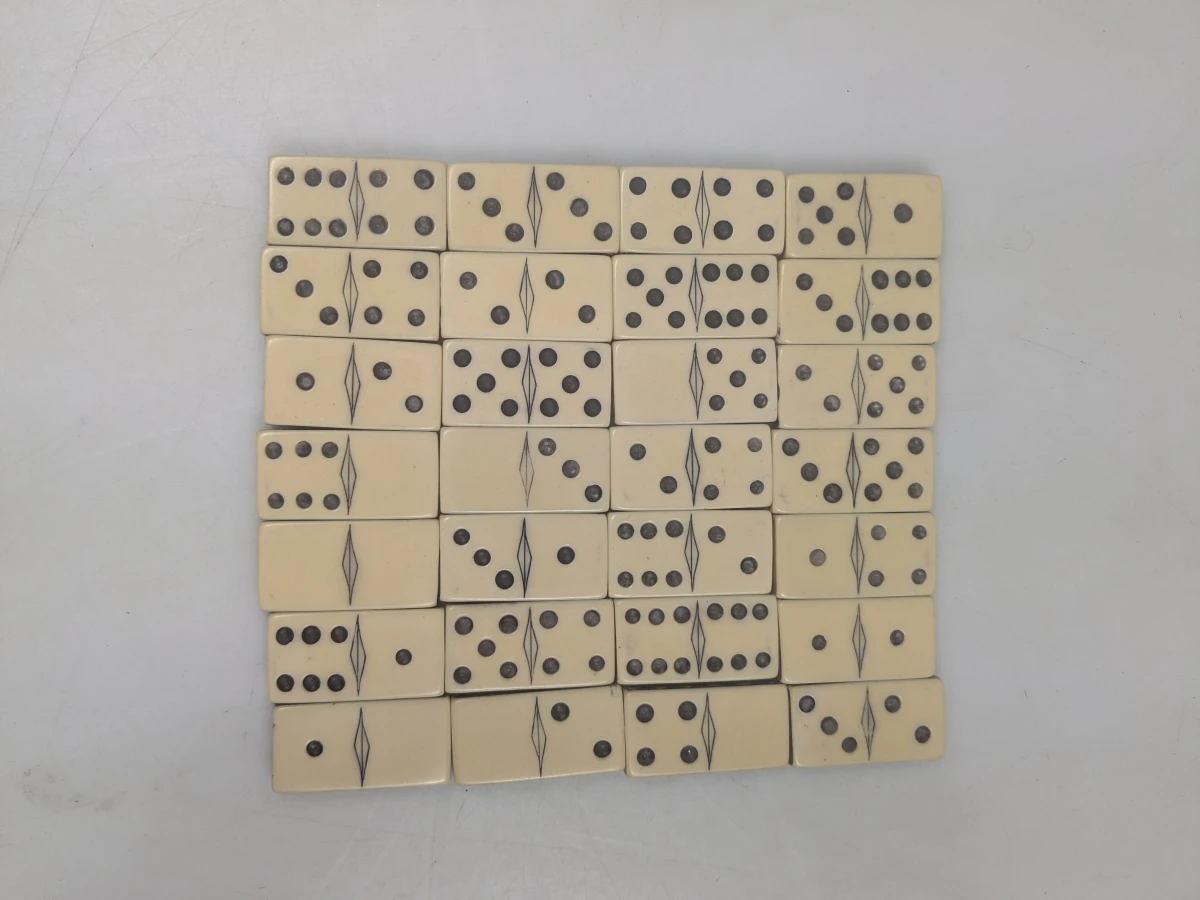 domino set Comoy's met nautische scrimshaw in decoratieve doos