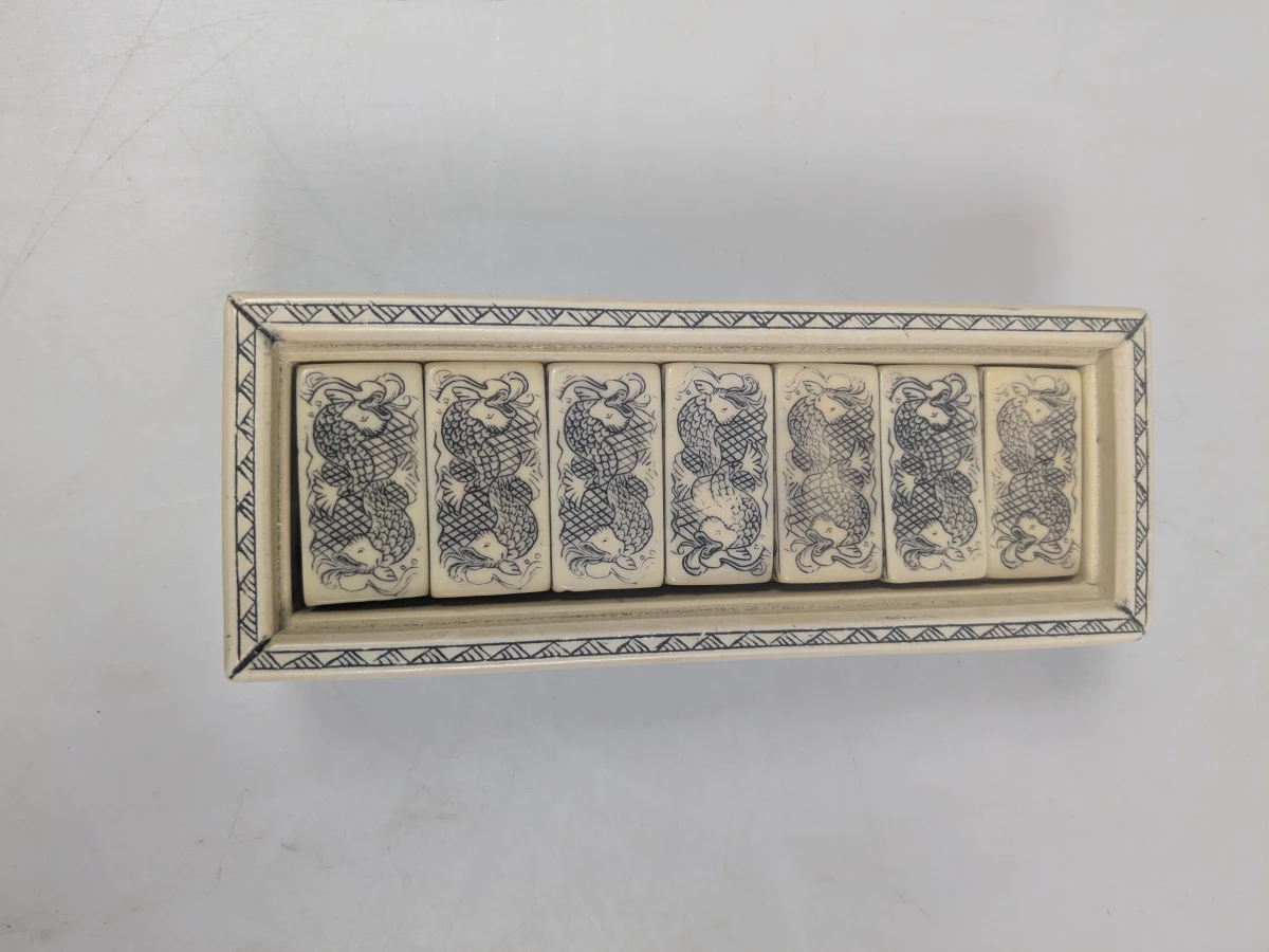 domino set Comoy's met nautische scrimshaw in decoratieve doos