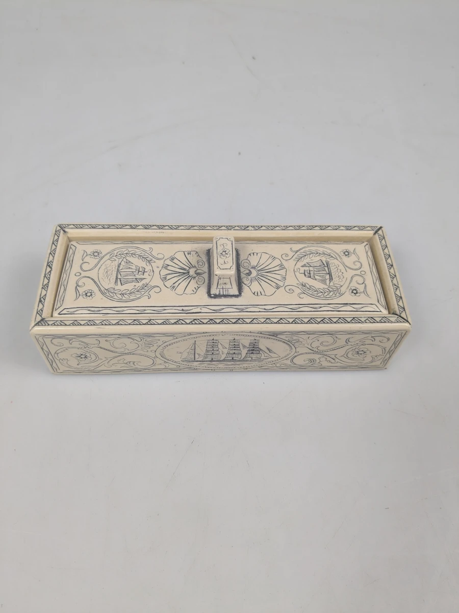 domino set Comoy's met nautische scrimshaw in decoratieve doos