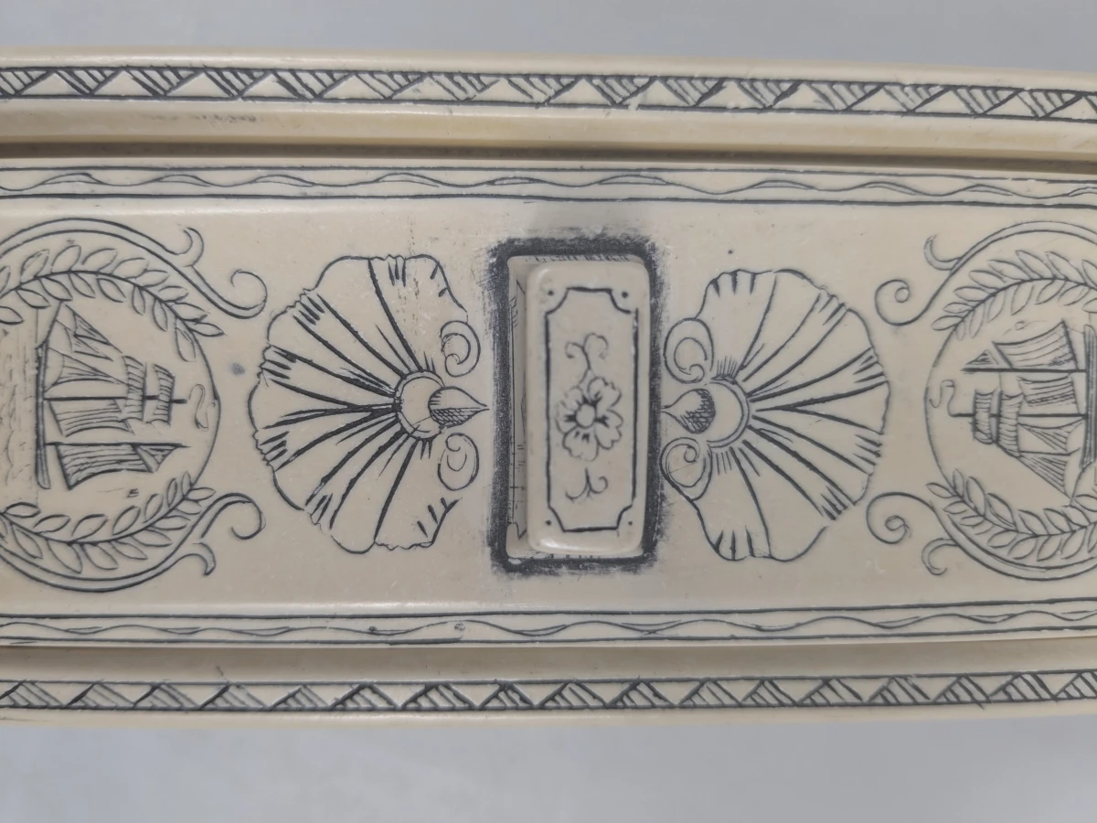 domino set Comoy's met nautische scrimshaw in decoratieve doos