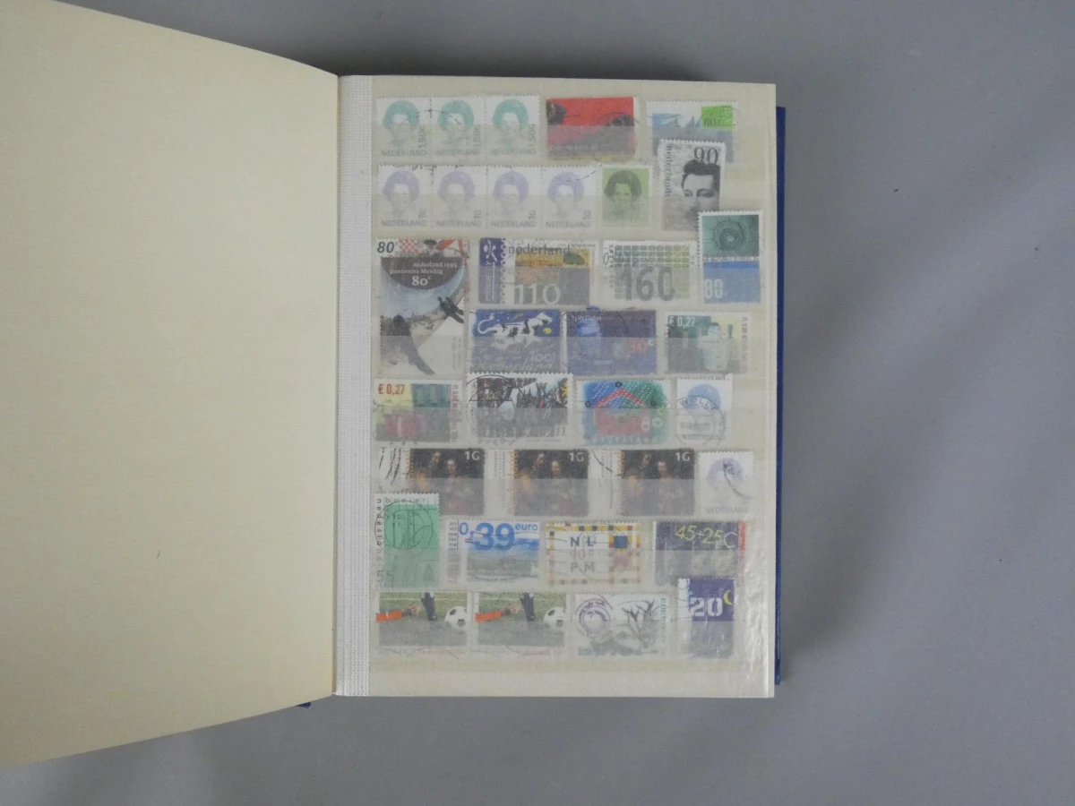 Postzegelverzameling in album