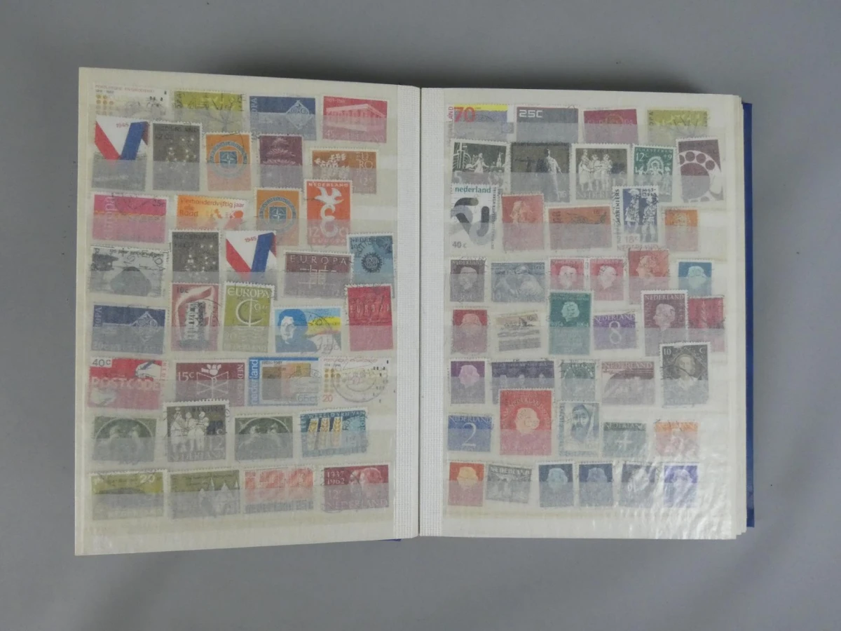 Postzegelverzameling in album